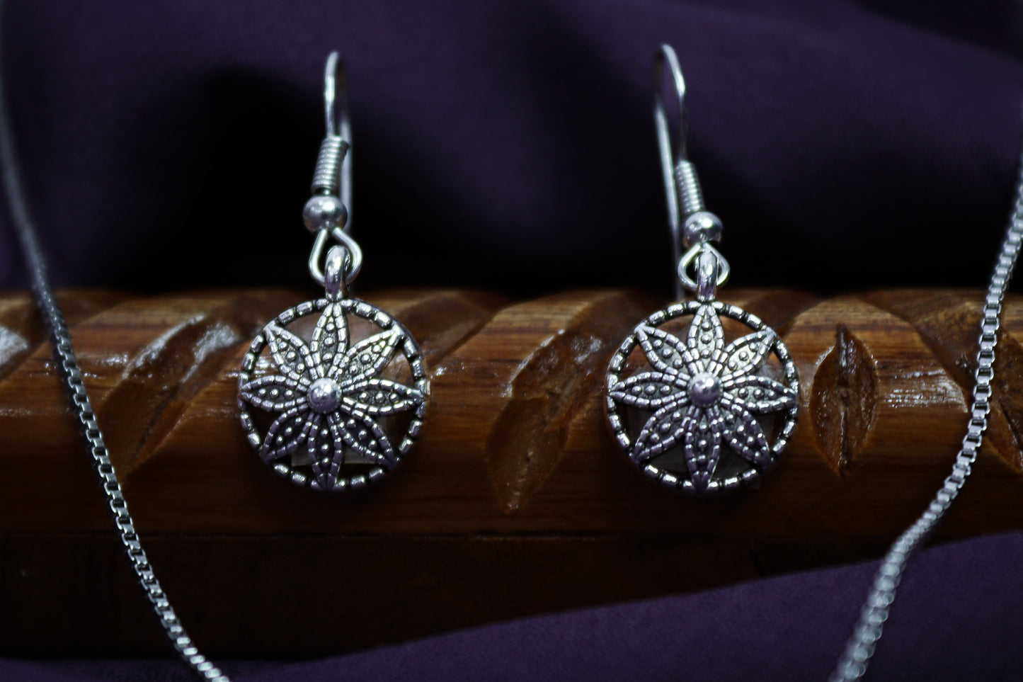 Pratination Minimal Oxidized Floral Pendant Set