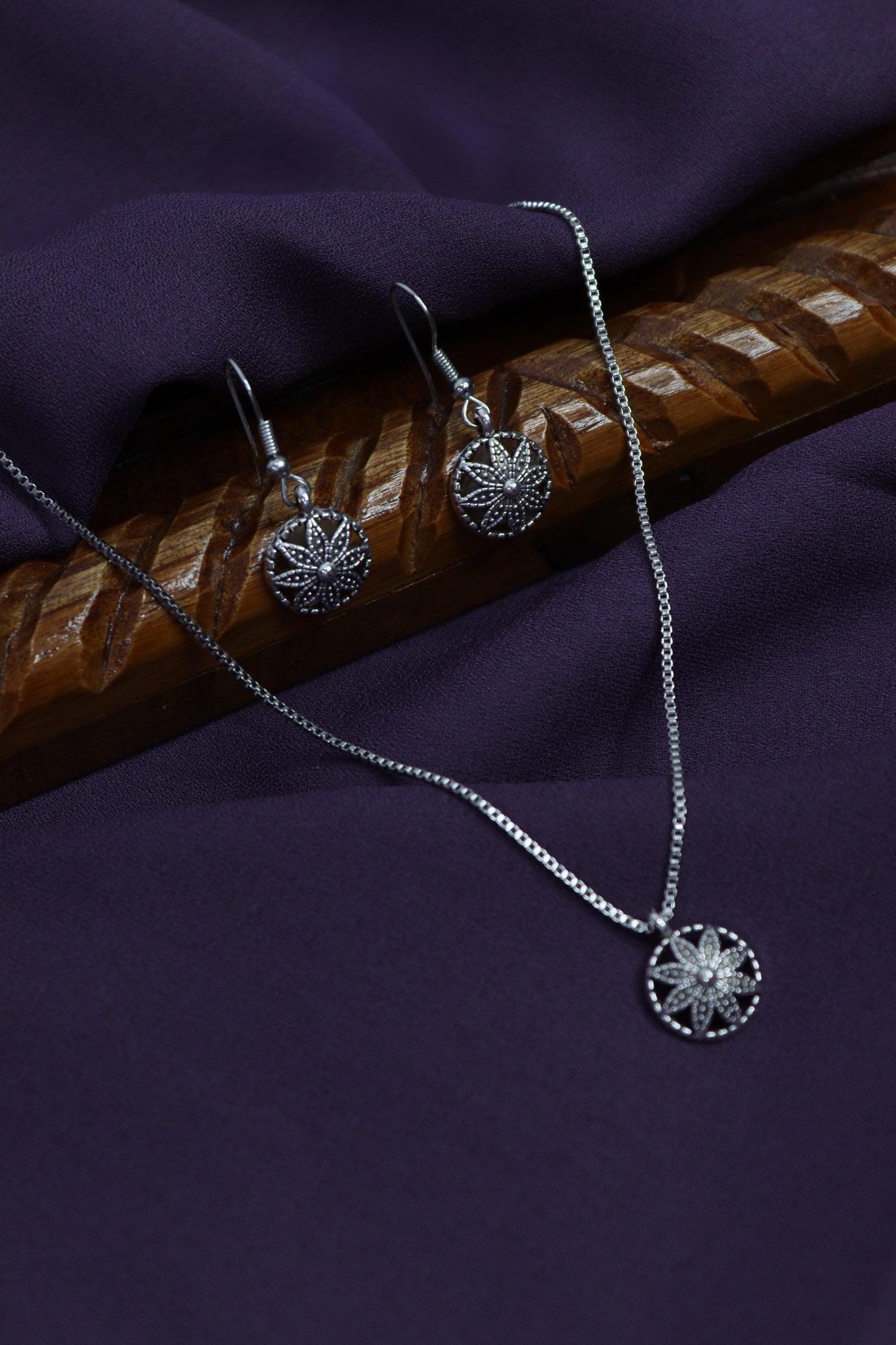 Pratination Minimal Oxidized Floral Pendant Set