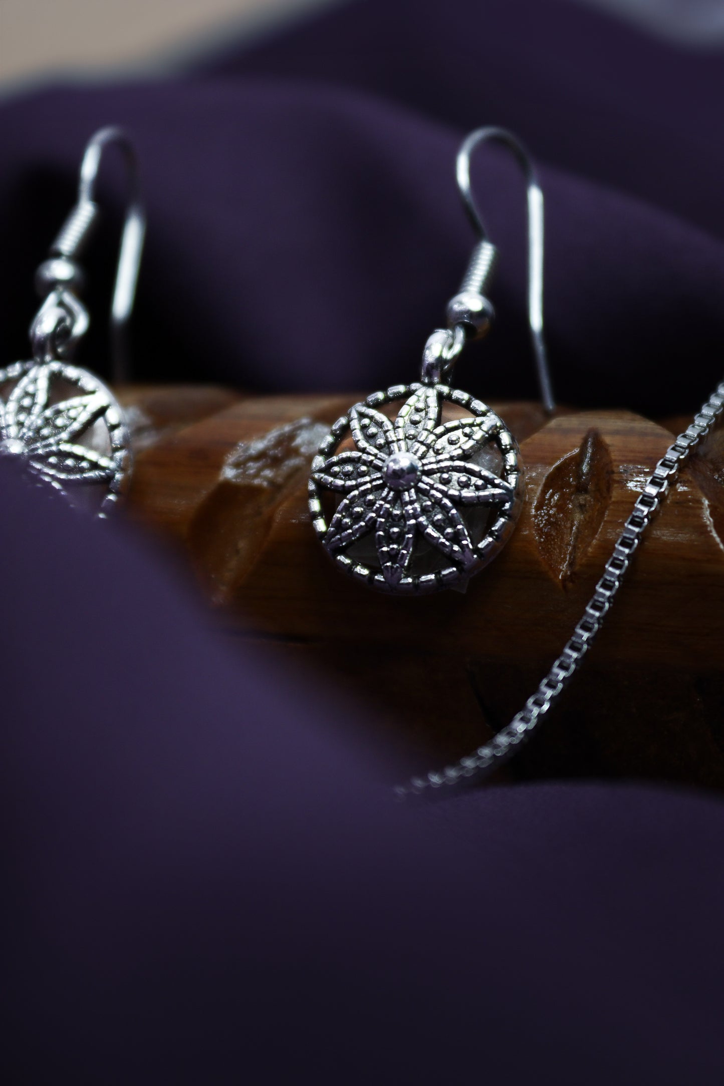 Pratination Minimal Oxidized Floral Pendant Set
