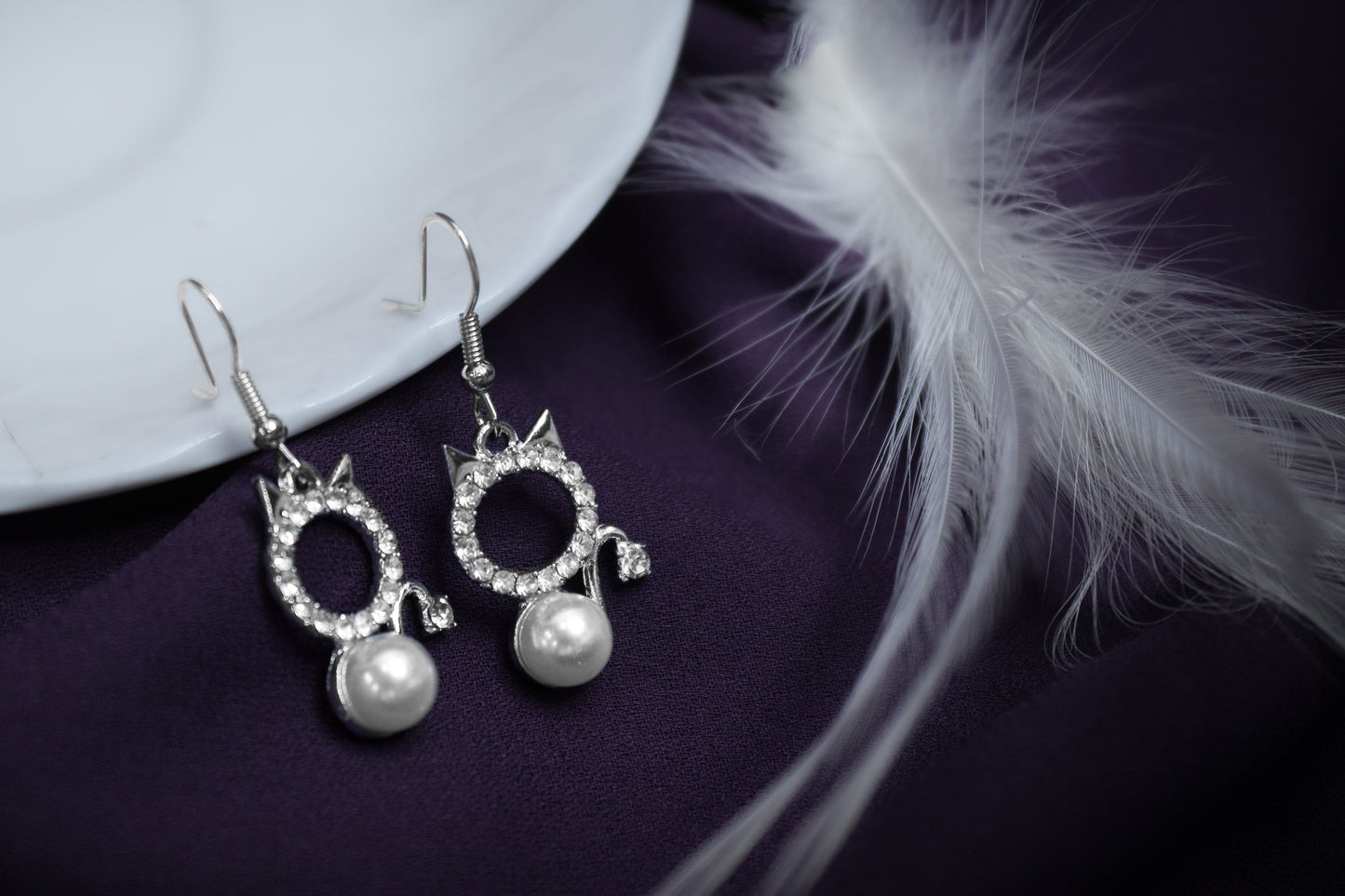 Pratination Sparkle Kitty Earrings – Crystal Cat Design with Pearl Drop