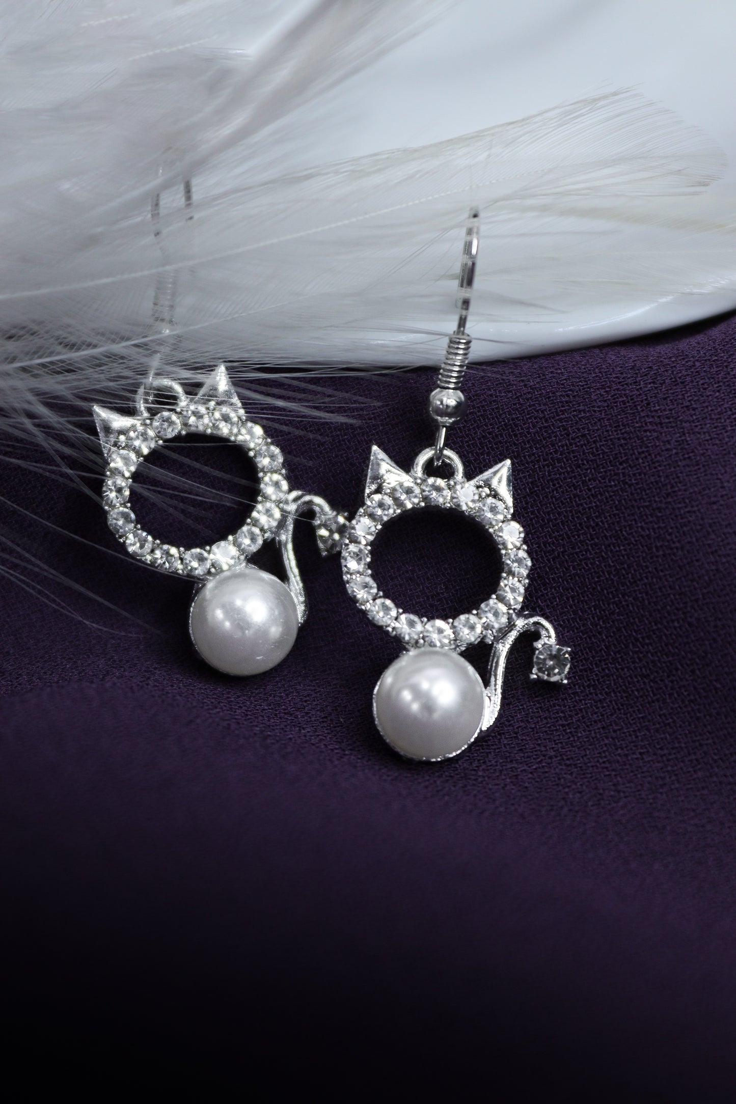 Pratination Sparkle Kitty Earrings – Crystal Cat Design with Pearl Drop
