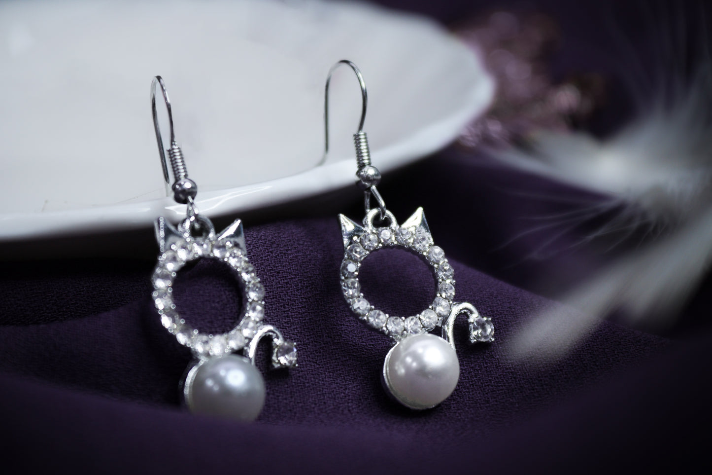 Pratination Sparkle Kitty Earrings – Crystal Cat Design with Pearl Drop