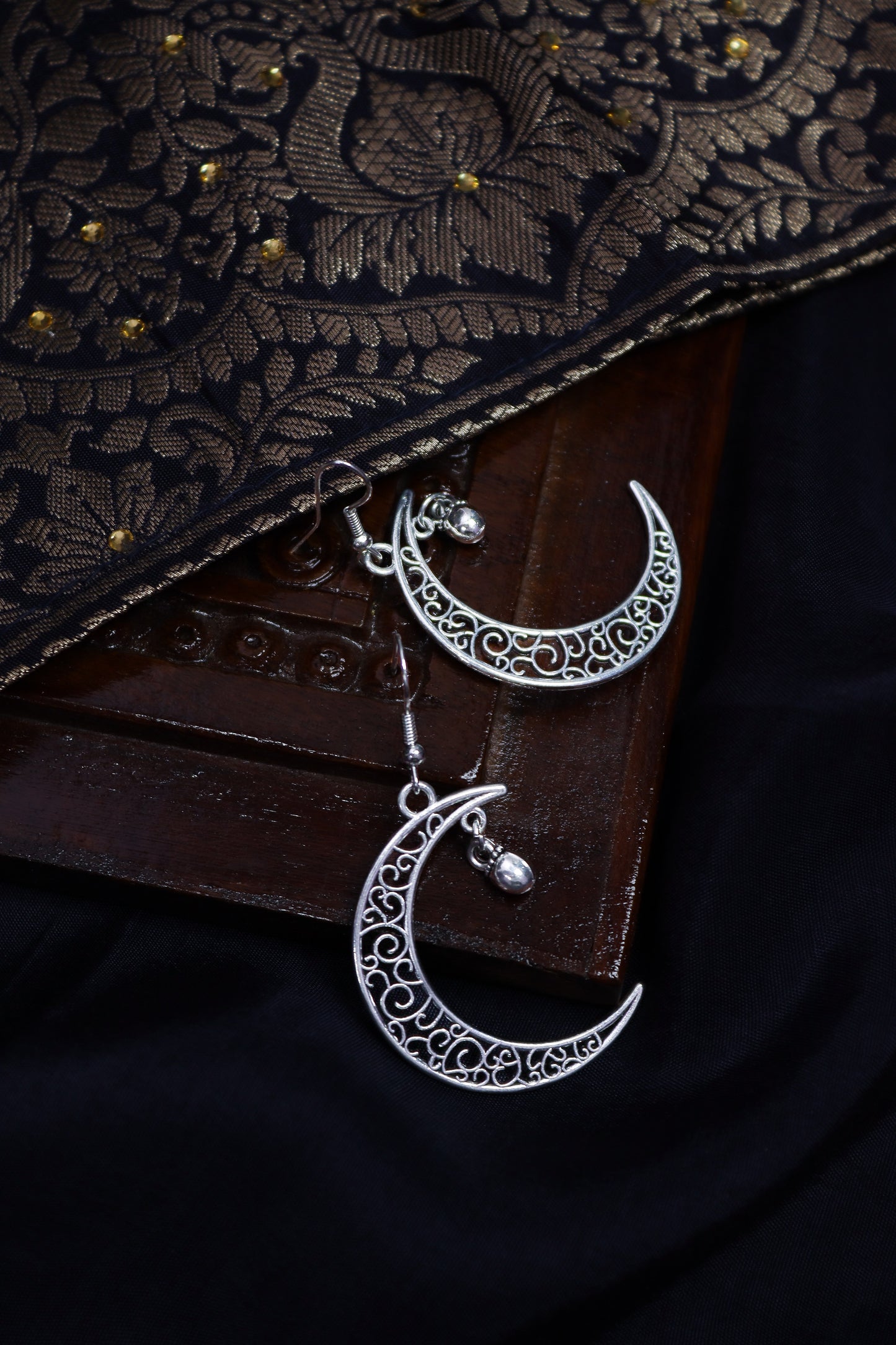 Pratination Boho Crescent Moon Filigree Earrings – Antique Silver Charm with Dangling Accent
