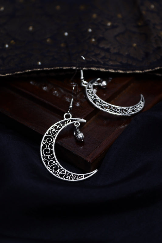 Pratination Boho Crescent Moon Filigree Earrings – Antique Silver Charm with Dangling Accent