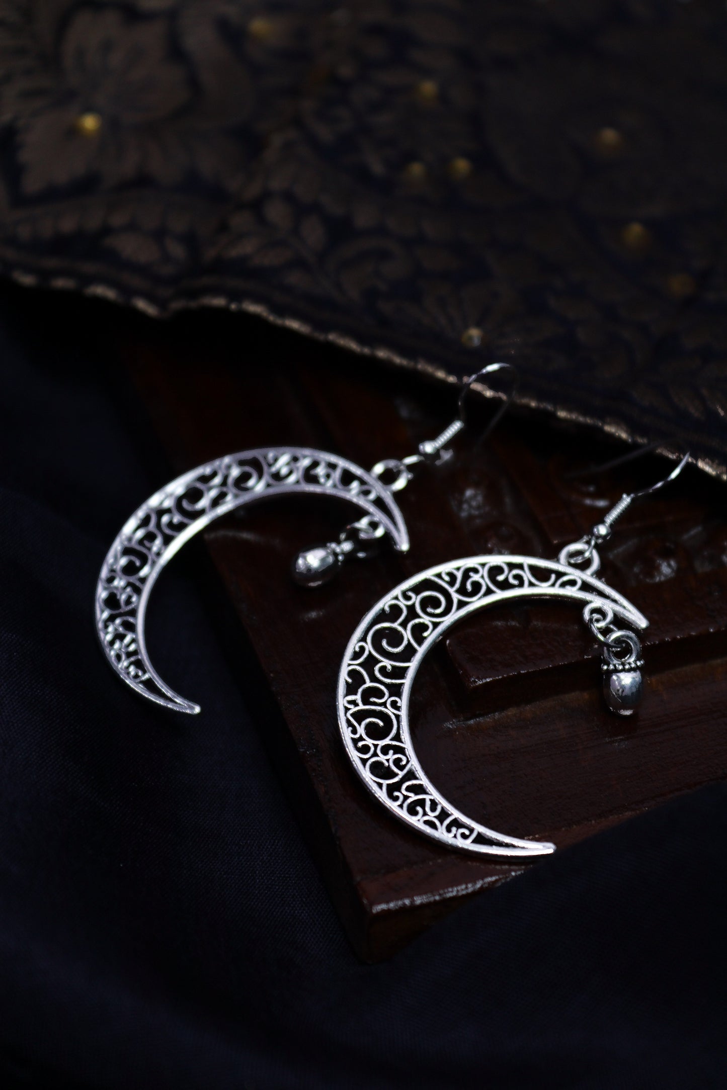 Pratination Boho Crescent Moon Filigree Earrings – Antique Silver Charm with Dangling Accent