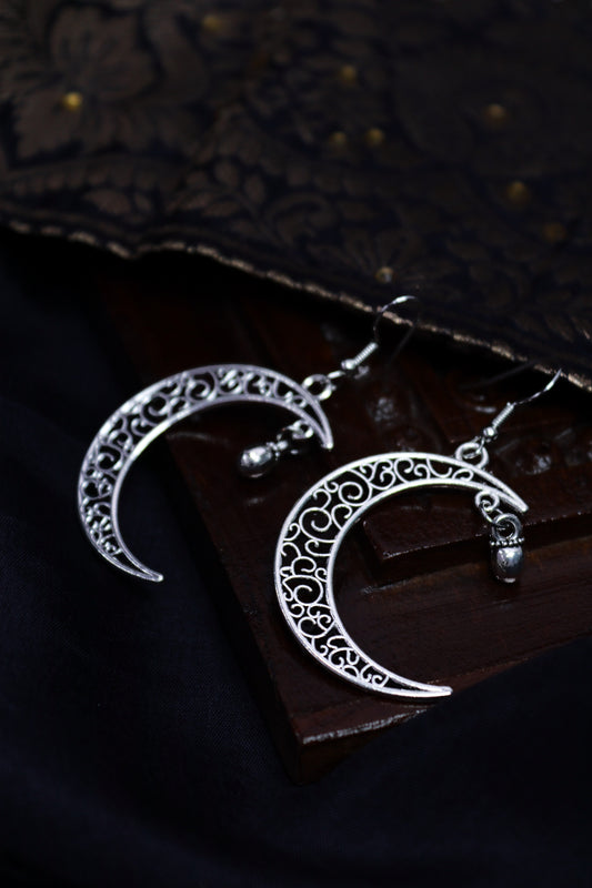 Pratination Boho Crescent Moon Filigree Earrings – Antique Silver Charm with Dangling Accent