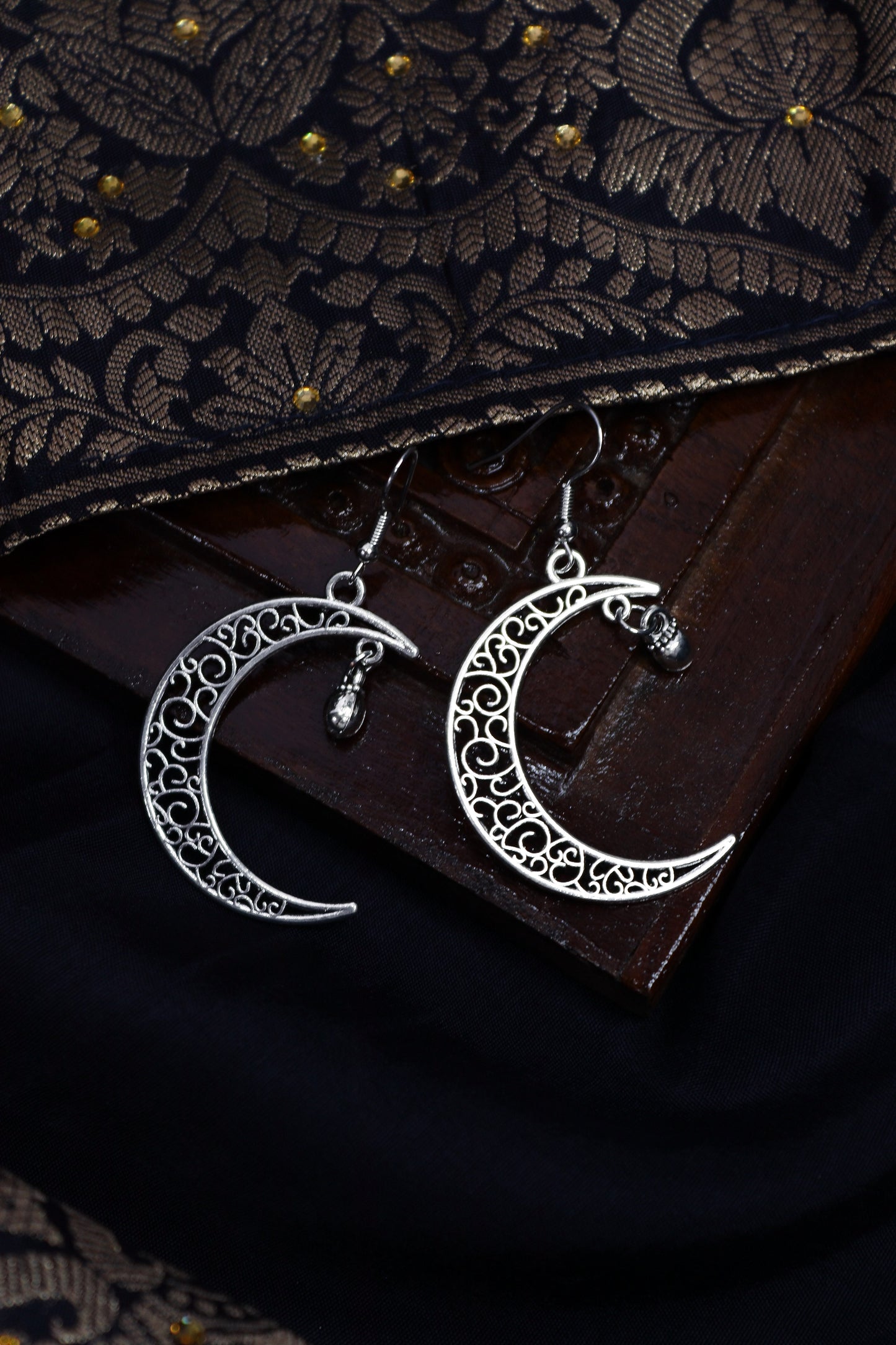 Pratination Boho Crescent Moon Filigree Earrings – Antique Silver Charm with Dangling Accent